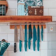 Kitchen knives, scissors, peelers and sharpeners